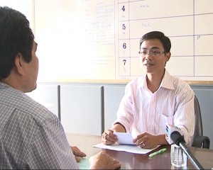 Phóng viên Đài PT-TH Kon Tum phỏng vấn ông Nguyễn Hóa, Phó giam đốc Sở GD&ĐT