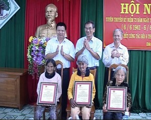 Chu rtichj nước giửu thiếp mừng thọ 3 cụ tròn 100 tuổi ở huyện Đak Hà