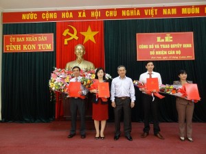 Ông Nguyễn Văn Hùng, Chủ tịch UBND tỉnh trao Quyết định bổ nhiệm cán bộ tot