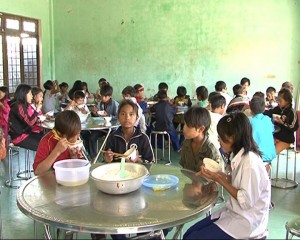 Hỗ trợ gạo, cải thiện bữa ăn cho học sinh DTTS