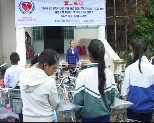 Lễ trao tặng xe đạp cho trẻ em