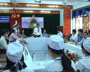 Lãnh đạo tỉnh Kon Tum chúc mừng Ngày Thầy thuốc Việt Nam
