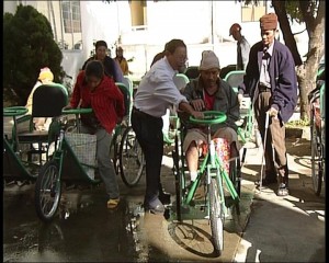 Hỗ trợ xe lắc cho người khuyết tật
