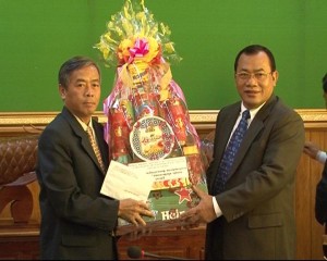 Chủ tịch UBND tỉnh Kon Tum Đào Xuân Qúi tặng quà cho tỉnh Rattanakiri