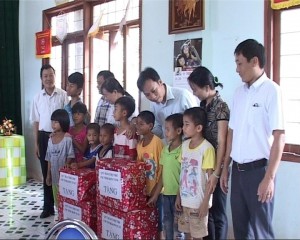 Lãnh đạo tỉnh Kon Tum tằng quà Trung Thu cho trẻ em hoàn cảnh khó khăn
