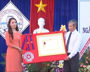 Trường Tiểu học THSP Ngụy Như Kon Tum đón nhận Huân chương Lao động hạng Nhì