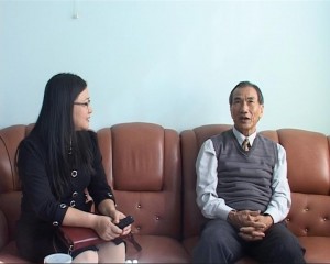Phóng viên phỏng vấn ông Nguyễn Huỳnh, cán bộ hưu trí tỉnh Kon Tum