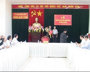 Chủ tịch UBND tỉnh Kon Tum trao Quyết định bổ nhiệm cán bộ