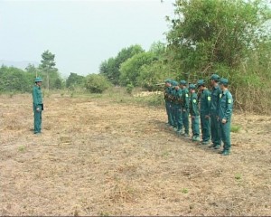 Dân quân xã Sa Loong tập tuyện