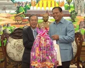 Chủ tịch UBND tỉnh Kon Tum tặng quà tỉnh Champasak