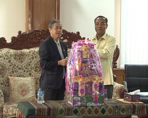 Chủ tịch UBND tỉnh Kon Tum Đào Xuân Qúi tặng quà tỉnh Attapư