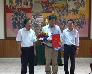 Chủi tịch UBND tỉnh Kon Tum trao QĐ nghỉ hưu và QĐ phân công cán bộ trường Trung cấp nghề
