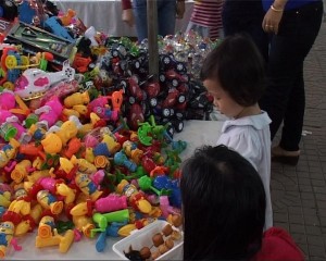Đồ chơi trẻ em không có nhãn mác, bao bì, giá rẻ bày bán tràn lan ở hội chợ