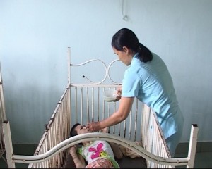 Chị Đặng Thị Bích Hường chăm sóc trẻ em khuyết tật