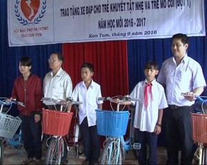 Tặng xe đạp cho học sinh khuyết tật và trẻ mồ côi