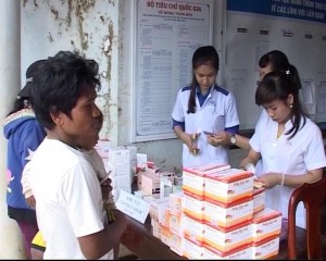 Các thầy thuốc trẻ khám chữa bệnh miễn phí cho người dân vùng khó khăn