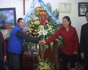Phó Chủ tịch UBMTTQVM Trương Thị Ngọc Ánh tặng quà