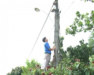 Lắp đặt điện thắp sáng cho nhân dân