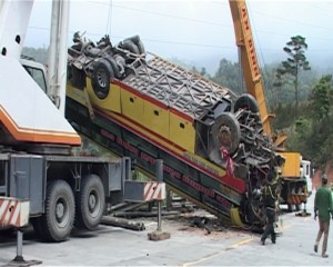 Xe khách bị tai nạn đã được kéo lên đường Hồ Chí Minh