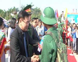 Chủ tịch UBND tỉnh Nguyễn Văn Hòa dặn dò các tân binh