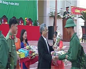 Bí thư Tỉnh ủy Nguyễn Văn Hùng động viên các tân binh lên đường nhập  ngũ