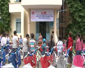 Hỗ trợ xe đạp cho trẻ mồ côi