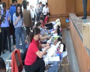 Thanh niên tham gia hiến máu tình nguyện