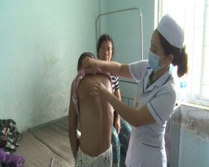 Y Nhiêu đang phải điều trị thương tích tại Trung tâm Y tế huyện Đăk Glei