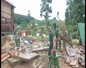 Bộ đội giúp dân khắc phục hậu quả mưa lũ
