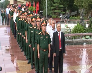 Đoàn công tác viếng Nghĩa trang liệt sỹ tỉnh Kon Tum