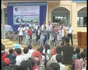Tặng xe đạp cho học sinh đặc biệt khó khăn