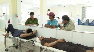 Các nạn nhân vụ TNGT đang được cấp cứu tại BVĐK tỉnh Khánh Hòa