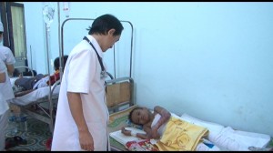 Bệnh nhi A Huyên được tiếp tục điều trị tại BVĐK Kon Tum