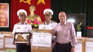 Đoàn Kon Tum tặng quà lưu niệm cho cán bộ, chiến sỹ Trường Sa