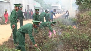 Bộ đội tham gia dọn vệ sinh thôn làng