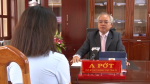 Phó Bí thư Thường trực Tỉnh ủy Kon Tum A Pớt trả lời phỏng vấn của PV